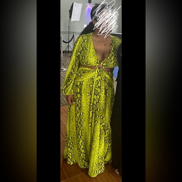 Snakeskin print neon green, cut out maxi dress (sold out on Boohoo) - Picture 3 of 9